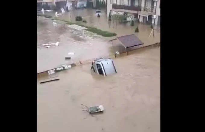 Moti i keq përfshin Bullgarinë, makinat përfundojnë në det