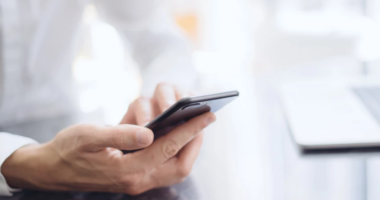 Çfarë është ‘sindroma e celularit’ që mund ta keni edhe ju