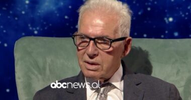 E la në moshën 14-vjeçare, flet i biri i Mitrush Kutelit: Nëse do t’ia kishin botuar shkrimet më herët, babait do t’i zgjatej jeta