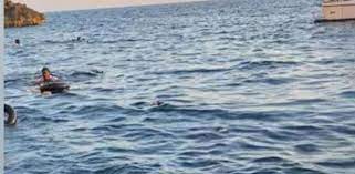 Po shëtiste me varkë në Lampedusa, 31 vjeçarja italiane hidhet në det dhe shpëton 4 emigrantë