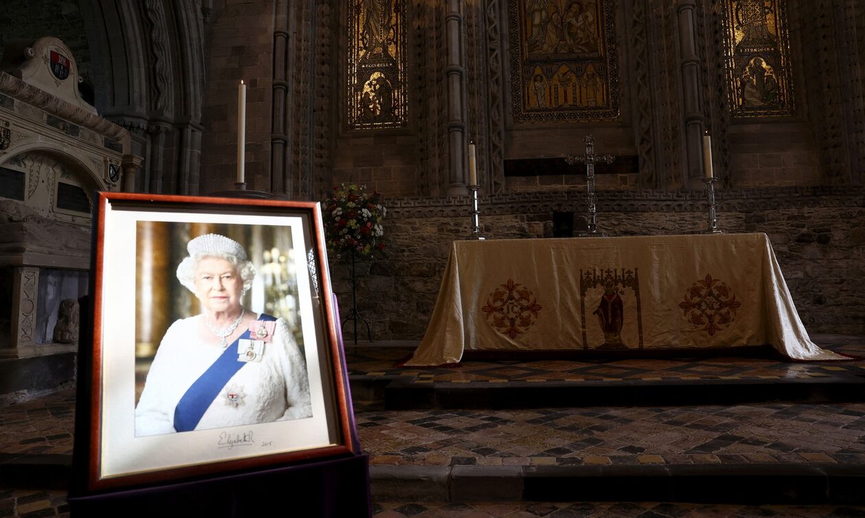 Dalin pamje mbresëlënëse nga ceremonia e 1-vjetorit të vdekjes së Mbretëreshës Elizabeth