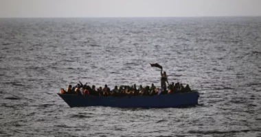 Mbërritjet e emigrantëve të jashtëligjshëm në BE nëpërmjet Mesdheut u dyfishuan në vitin 2023