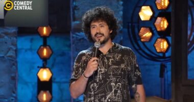 La punën në Bankën Botërore për komedinë, çami që po bën namin në Itali me humor të zi