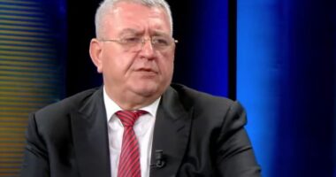 &ldquo;Merita ka dhe Bushi&rdquo;, Duka: Kemi nd&euml;rthurje mes t&euml; rinjve dhe t&euml; vjet&euml;rve, trajneri dhe stafi i tij punojn&euml; shum&euml; gjat&euml;