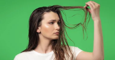 Një arsye e pazakontë pse flokët yndyrosen më shpejt, dhe nuk ka të bëjë fare me larjen