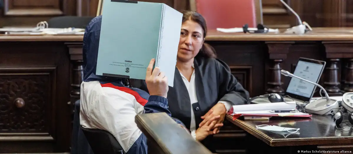 Nuk mund të kujdesej për të, gjermani që vrau me sëpatë gjyshen 100 vjeçare del para gjykatës