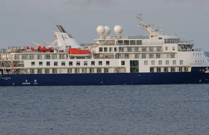 Anija me 206 pasagjerë bllokohet në Groenlandë