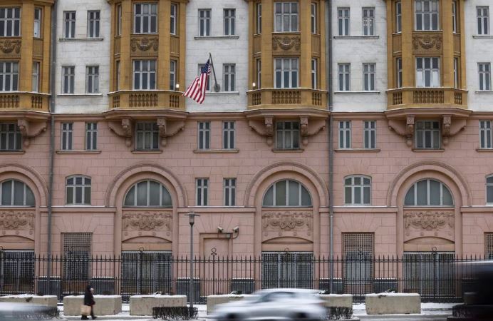 Rusia dëbon dy punonjës të ambasadës amerikane në Moskë