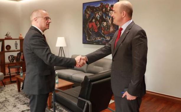 Ambasada e SHBA: Autorët e sulmit në Kosovë para drejtësisë. I dërguari amerikan takon ministrin e Jashtëm, Igli Hasani