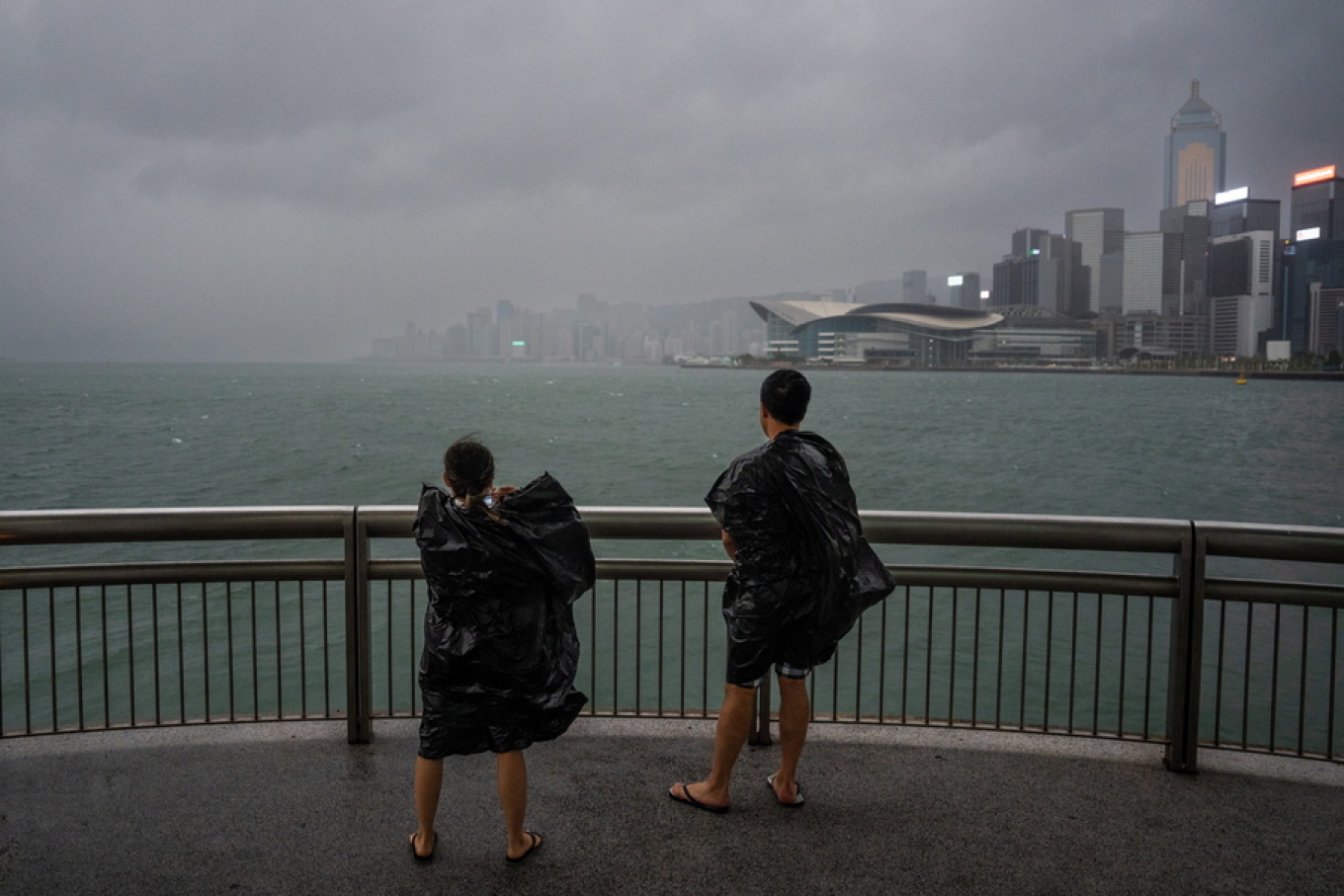 Alarm për tajfun/ Izolohet Hong Kongu, mbyllet transporti, shkollat dhe bizneset