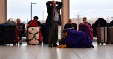 Anulohen mbi 160 fluturime në Londër për shkak të mungesës së kontrollorëve