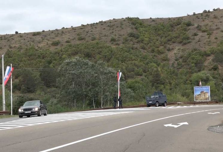 Pozicionimi dhe patrullimi i Policisë së Kosovës në hyrje të fshatit Banjskë