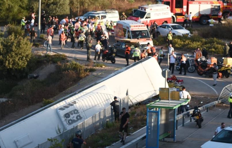 Përmbyset autobusi i shkollës në Izrael, plagosen 33 nxënës
