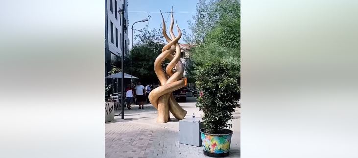 Skulptura e Adi Dules në sheshin “Bukureshti”, Veliaj: Sa bukur të shohësh artin të lulëzojë