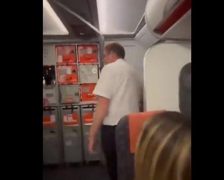 Çifti kapet ‘mat’ duke bërë seks në tualetin e avionit, pasagjerët shpërthejnë në të qeshura