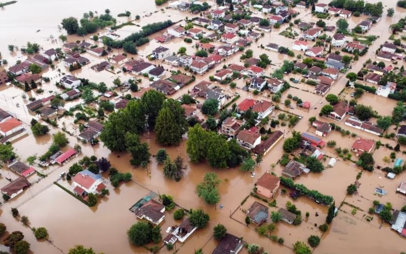 Rajonet e prekura nga vërshimet në Greqi, ende pa energji elektrike