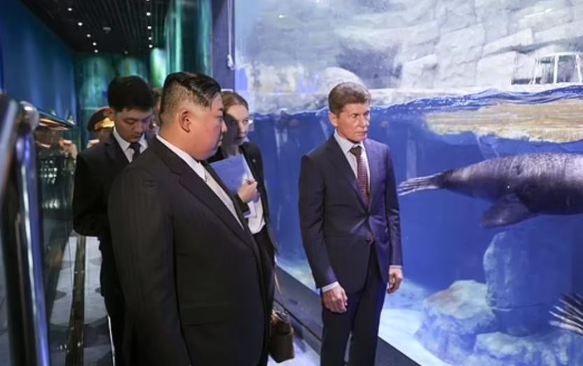 Gjatë qëndrimit të tij në Rusi, Kim Jong Un viziton akuariumin më të madh në vend