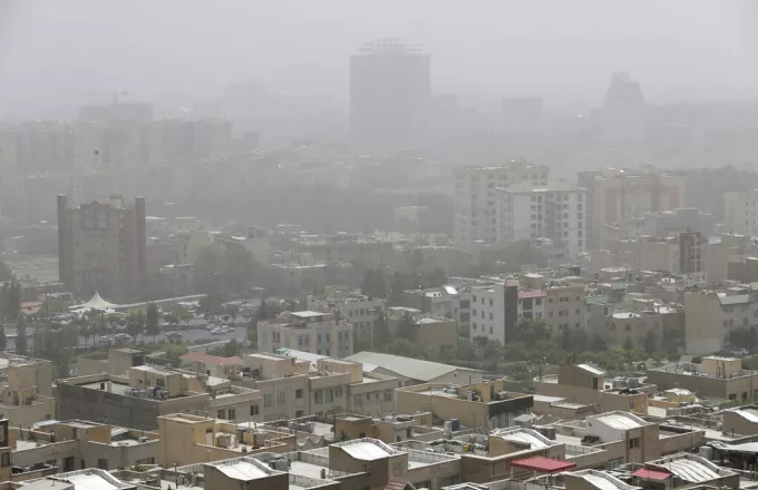 Irani goditet nga stuhia e rërës, tre të vdekur dhe qindra të lënduar