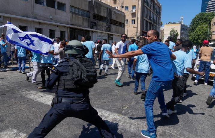 Tel Aviv: Mbi 140 të plagosur në përleshjet mes azilkërkuesve nga Eritrea dhe policisë izraelite