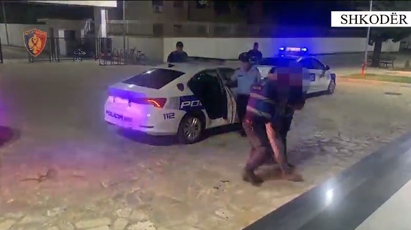 Bimë narkotike, municion luftarak dhe kallëpe tritoli në banesë, kapet 68 vjeçari në Shkodër