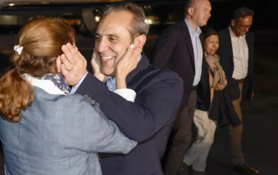 VIDEO/ Lot gëzimi dhe përqafime, amerikanët e liruar nga Irani mbërrijnë në SHBA