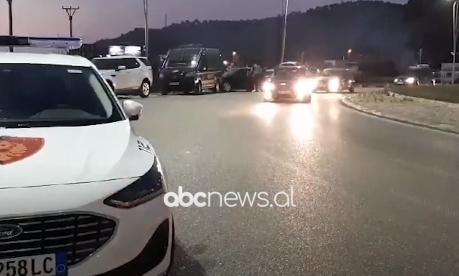 VIDEO/ Policia dhe FNSH kontrolle në Vlorë për automjete me xhama të zinj dhe persona që lëvizin me armë