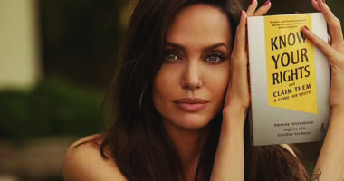 Befason Angelina Jolie! Shkruan në shqip, përmend Shqipërinë dhe Kosovën