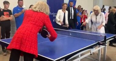 Momenti epik/ Mbretëresha Camilla dhe Brigitte Macron luajnë ping-pong