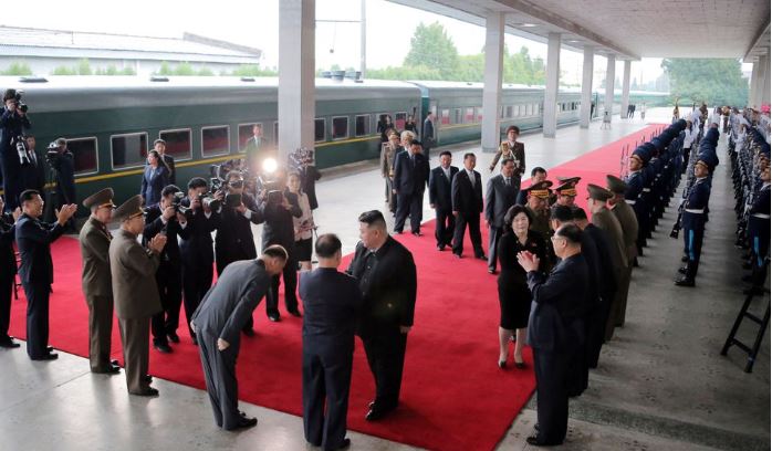Kim Jong Un mbërrin në Rusi mes paralajmërimeve të SHBA-së për të mos shitur armë