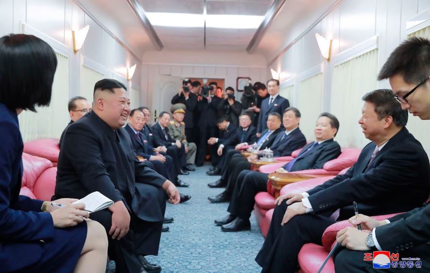 FOTO/ Qytetarët e tij në mjerim, por Kim Jong Un udhëton në trenin luksoz