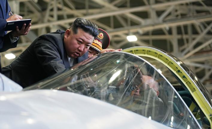 Rusia sheh potencial për bashkëpunim me Korenë e Veriut, pas vizitës Kim Jong Un në fabrikën e avionëve