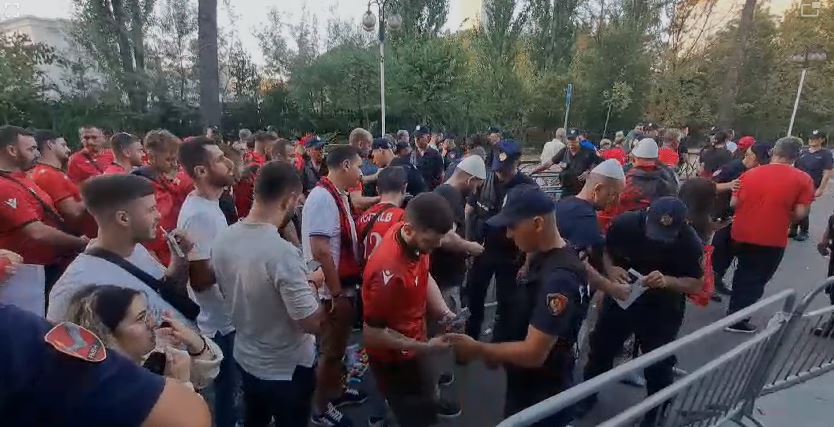 VIDEO/ Tifozët shqiptarë dhe polakë iu nënshtrohen kontrolleve, fillon hyrja për në stadium