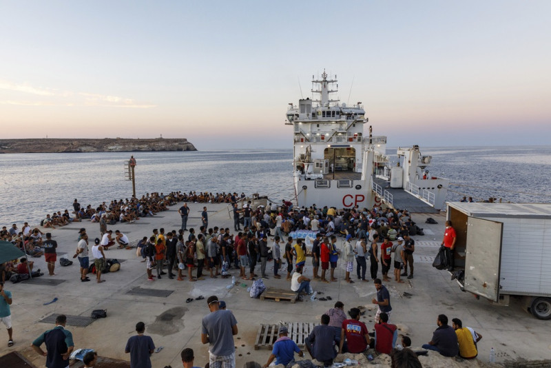 Itali/ Mbi 7,000 mijë emigrantë mbërritën në Lampedusa brenda 24 orëve