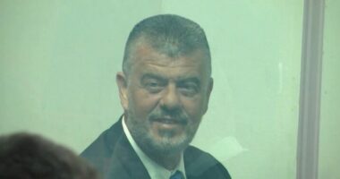 Lefter Koka “del” nga burgu/ Ish-ministri 8 orë leje për të vizituar nënën e sëmurë