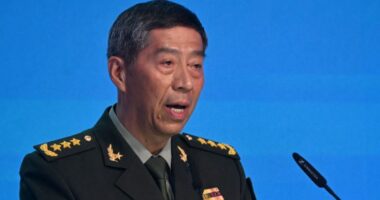 Nuk është shfaqur në publik prej më shumë se dy javësh, ministri kinez i Mbrojtjes vihet nën hetim për korrupsion