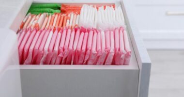 Kundër “varfërisë menstruale”/ Katalonja ofron produkte higjienike falas për gratë