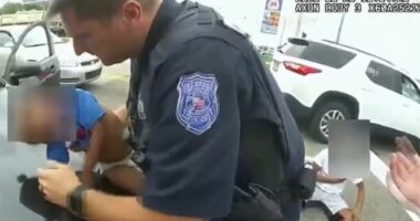 Ndaloi makinën pasi po ecte shpejt, polici kupton arsyen e nënës dhe i jep ndihmën e parë foshnjes së saj