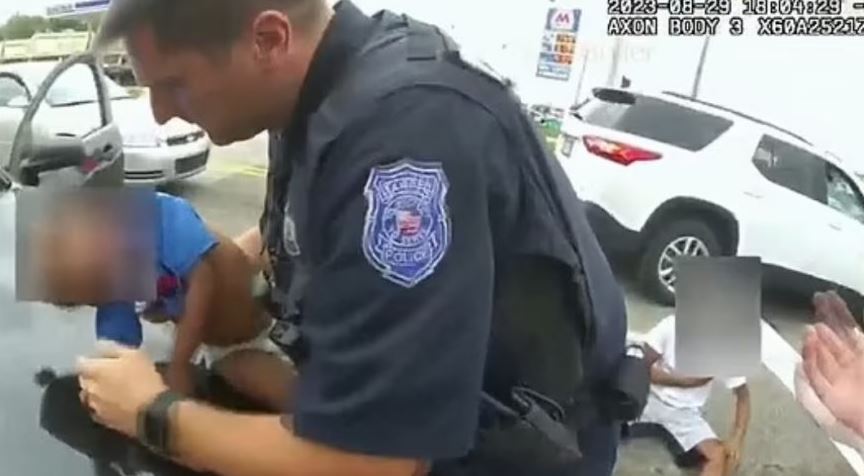 Ndaloi makinën pasi po ecte shpejt, polici kupton arsyen e nënës dhe i jep ndihmën e parë foshnjes së saj