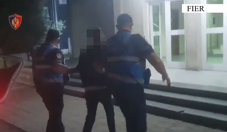 Arrestohet 29-vjeçari në Fier/ Iu gjetën mbi 12 mijë fara kanabisi, fishekë luftarakë dhe dorezë metalike në banesë