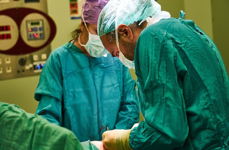 Ndodh mrekullia! 2-vjeçari gëlltiti tetë gjilpëra mjekësore, mjekët i shpëtojnë jetën