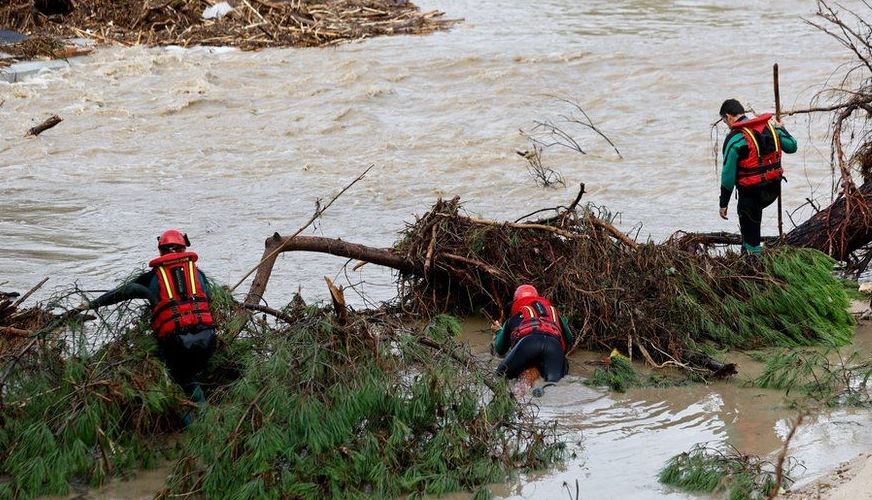 Skena apokaliptike në Spanjë/ Pesë të vdekur nga përmbytjet, një 10 vjeçar shpëtohet pas 8 orësh në pemë