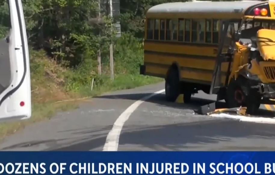 Kamioni përplaset me autobusin e shkollës, plagosen 49 fëmijë