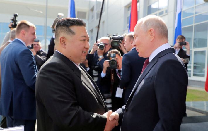 Takimi Putin-Kim Jong Un, çfarë sjell shtrëngimi i duarve i dy ‘armiqve’ të Perëndimit