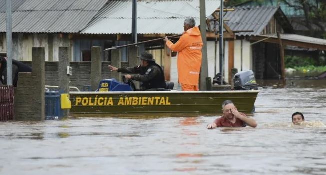 Stuhi vdekjeprurëse në Brazil/ Dëme të mëdha në 60 qytete, raportohet për 21 viktima