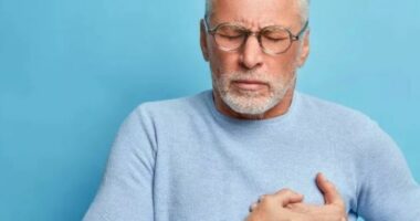 Studimi: Covid-19 rrit rrezikun e sulmit në zemër dhe goditjes në tru