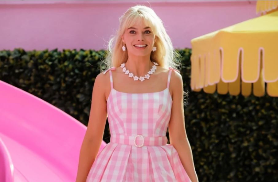 Rusët qëndrojnë në radhë për të parë filmin e Barbie pavarësisht sanksioneve