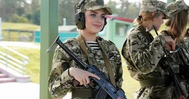 Bjellorusia “rekruton” Miss-et në ushtri, për të frymëzuar gratë dhe vajzat t’i bashkohen luftës së Putinit