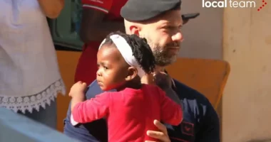 “Doja ta mbroja nga kaosi”, polici italian kujdeset për fëmijën refugjat në Lampedusa: Nuk qau, sikur po më besonte