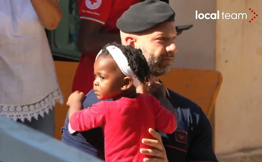 “Doja ta mbroja nga kaosi”, polici italian kujdeset për fëmijën refugjat në Lampedusa: Nuk qau, sikur po më besonte