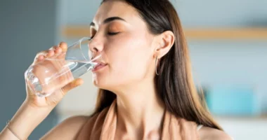 A pini ujë gjatë ngrënies? Mësoni pse duhet ta hiqni menjëherë këtë zakon